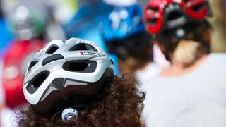 ARCHIV - Zwei Frauen tragen am 14.07.2013 während ihrer Fahrt durch Stuttgart Fahrradhelme. Der Bundesgerichtshof (BGH) in Karlsruhe entscheidet am Dienstag (17.6.) darüber, ob Radfahrer mitschuldig an Unfallfolgen sind, wenn sie keinen Helm tragen. Foto: Daniel Bockwoldt/dpa (zu dpa «Fahrradfahrer blicken gespannt nach Karlsruhe» vom 17.06.2014) +++(c) dpa - Bildfunk+++