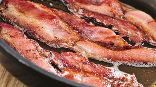 Bacon strips sizzling on a frying pan, Baconscheiben braten in der Pfanne, Speckstreifen Keine Weitergabe an Drittverwerter.