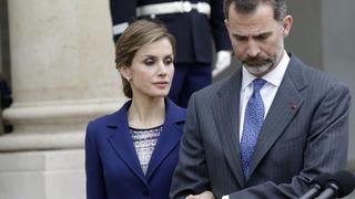 French President Francois Hollande (R), Spain's King Felipe VI and his wife Queen Letizia deliver a speech at the Elysee Palace in Paris, March 24, 2015.  The three-day state visit of King Felipe VI and Queen Letizia of Spain has been suspended following the crash of an Airbus operated by Lufthansa's Germanwings budget airline in a remote area of the French Alps on Tuesday. REUTERS/Philippe Wojazer