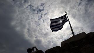 ARCHIV - Eine griechische Flagge weht am 29.06.2011 auf der Akropolis in Athen. Foto: Arno Burgi/dpa (zu dpa "Die Milliarden-Dunkelziffer: Griechenlands Schulden bei Hedgefonds" vom 24.03.2015) +++(c) dpa - Bildfunk+++
