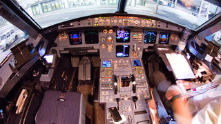 Blick in das Cockpit des verunglückten Airbus A320 mit der Kennung D-AIPX der Fluggesellschaft Germanwings. Das Bild entstand am 22.03.2015 auf dem Flughafen in Düsseldorf (Nordrhein-Westfalen) nach einem der letzten Flüge vor dem Absturz der Maschine in Frankreich. Foto: Marius Palmen/dpa +++(c) dpa - Bildfunk+++
