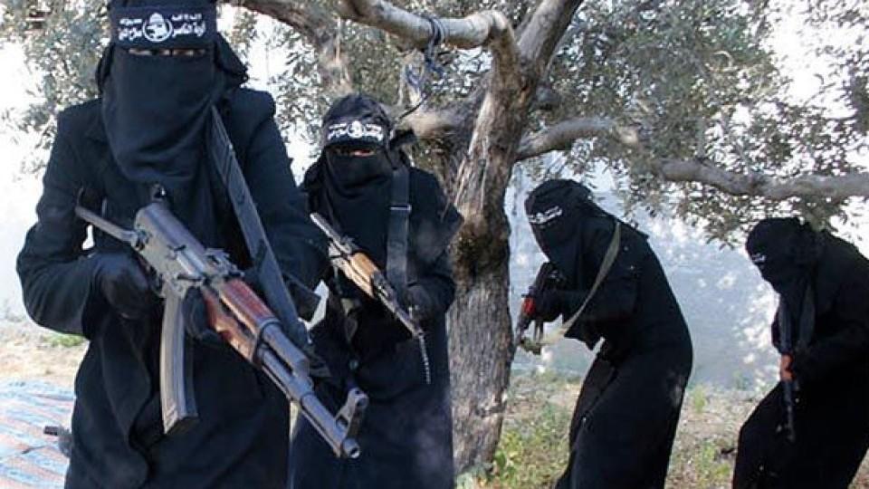 Screenshot eines Propagandavideos der IS-Miliz zeigt voll verschleierte Frauen mit Gewehren, die angeblich in der syrischen Stadt Al-Rakka operieren.