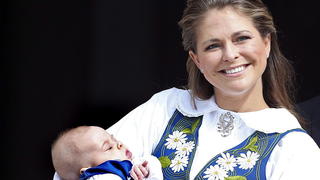 ARCHIV - The file picture dated 06 June 2014 shows Sweden's Princess Madeleine (L) holding her daughter Princess Leonore with her husband Christopher O'Neill (R) as they invited the public to visit the Royal Palace as part of the National Day Celebrations in Stockholm, Sweden. EPA/SOREN ANDERSSON / TT SWEDEN OUT (zu dpa "Baby-Prinzessin Leonore wird Eins: Aufregendes Jahr für die Schweden" vom 19.02.2015) +++(c) dpa - Bildfunk+++