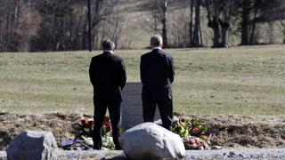 Lufthansa Chief Executive Carsten Spohr (L) and Germanwings Managing Director Thomas Winkelmann they pay their respects at the memorial for the victims of the air disaster in the village of Le Vernet, near the crash site of the Germanwings Airbus A320 in French Alps April 1, 2015. Lufthansa said on Wednesday it will take a long while to establish the events that led to the Germanwings plane crash last week, killing the 150 people who were on board.    REUTERS/Jean-Paul Pelissier