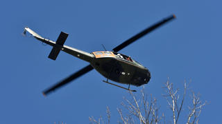 Ein Hubschrauber überfliegt am 03.04.2015 ein Waldgebiet bei Nieste (Hessen) auf der Suche nach einem vermissten Kleinflugzeug. Die vermutlich nur mit dem Piloten besetzte Maschine ist am Morgen in Kassel-Calden gestartet. Doch am Ziel in Thüringen ist sie nicht angekommen. Foto: Uwe Zucchi/dpa +++(c) dpa - Bildfunk+++