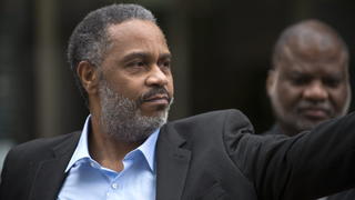 epa04691241 Anthony Ray Hinton talks with the media outside of the Jefferson County Jail upon his release after serving 28 years on death row, in Birmingham, Alabama, USA, 03 April 2015. Hinton's case was dismissed and his release ordered on 02 April by a judge after prosecutors determined that forensics evidence could not prove that a gun recovered from Hinton's home fired fatal shots that killed two restaurant managers in two separate instances at different restaurants in 1985. EPA/BOB FARLEY +++(c) dpa - Bildfunk+++
