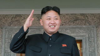 ARCHIV - HANDOUT - Der nordkoreanische Machthaber Kim Jong Un grüßt am 16.04.2012 bei einer Parade. Foto: EPA/KCNA/dpa HANDOUT EDITORIAL USE ONLY/NO SALES (zu dpa "Bericht: Nordkoreas Machthaber umgibt sich mit «Vergnügungstrupps» " am 04.04.2015) +++(c) dpa - Bildfunk+++