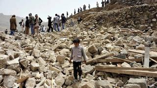 SANAA, April 4, 2015 (Xinhua) -- Yemenis stand on the rubbles of a house which was destroyed during Saudi-led air strikes in Bani Matar district, about 70 km west of capital of Sanaa, Yemen, April 4, 2015. Nine civilians, including six children, were killed and five others injured in the air strike on the village on Friday night. (Xinhua/Hani Ali)       XINHUA /LANDOV Keine Weitergabe an Drittverwerter.