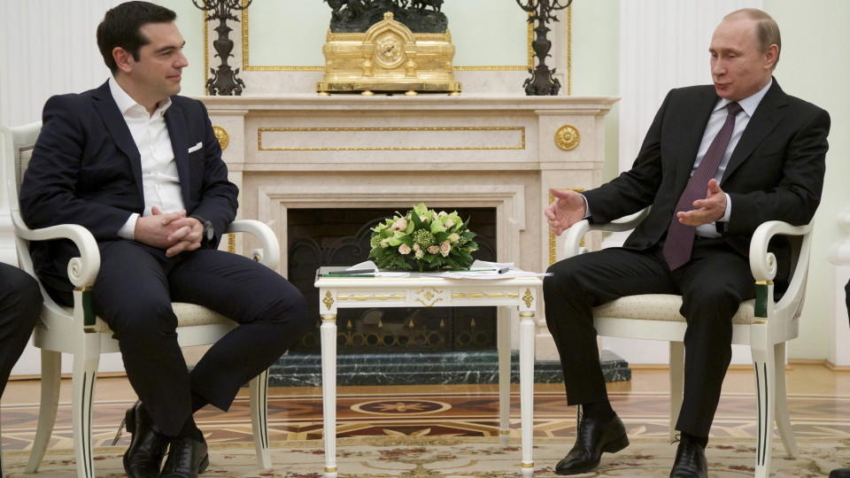 epa04695385 Russian President Vladimir Putin (R)speaks with visiting Greek Prime Minister Alexis Tsipras (L), during their meeting in Moscow's Kremlin, Russia, 08 April 2015. Alexis Tsipras is in Russia on an official visit. EPA/ALEXANDER ZEMLIANICHENKO / POOL +++(c) dpa - Bildfunk+++