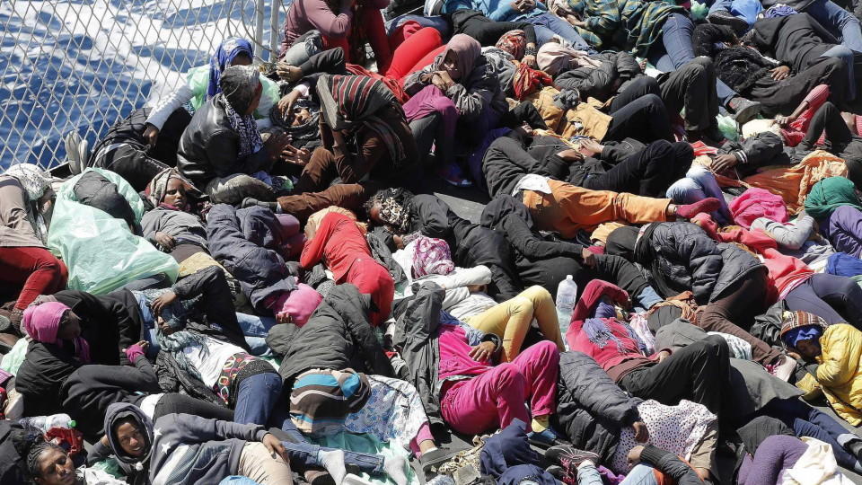 Flüchtlinge auf überfülltem Boot im Mittelmeer