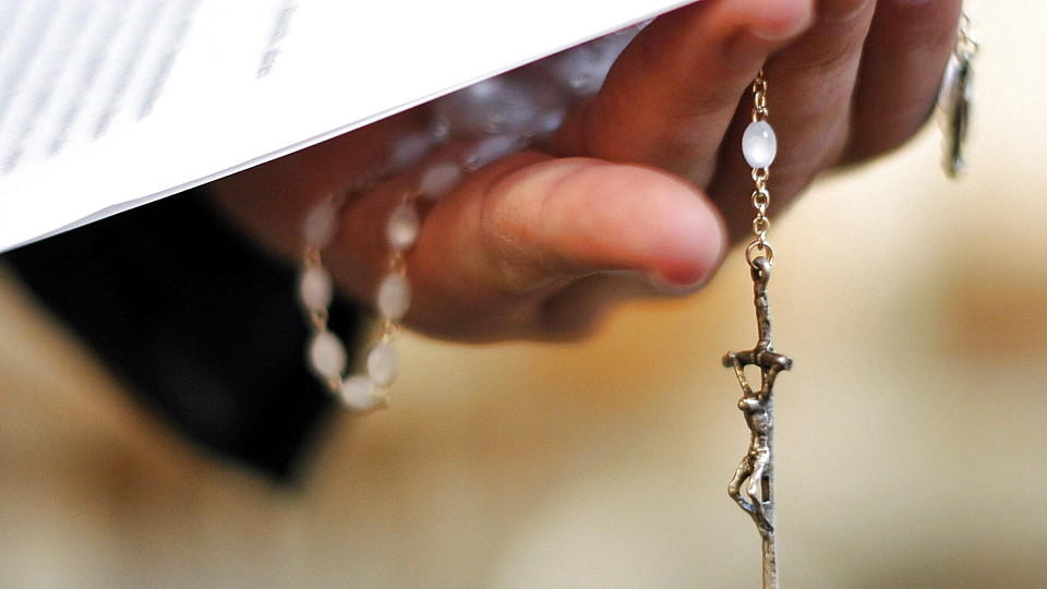 ARCHIV - ILLUSTRATION - Ein Priester hält einen Rosenkranz und eine bischöfliche Erklärung zu den Missbrauchsfällen durch Jesuiten-Pater in der Hand (Foto vom 07.02.2010). Für viele Opfer sexuellen Missbrauchs in der katholischen Kirche reicht der Hi