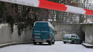 Zwei Polizeiwagen stehen am 14.01.2013 in Berlin in einer Zufahrt zu einer Tiefgarage im Stadtteil Steglitz. Von dort aus haben bislang unbekannte Täter einen Tunnel zu einem Tresorraum einer Bank gegraben. Mit ihrer Beute konnten die Räuber unerkannt fliehen. Foto: Paul Zinken/dpa  +++(c) dpa - Bildfunk+++