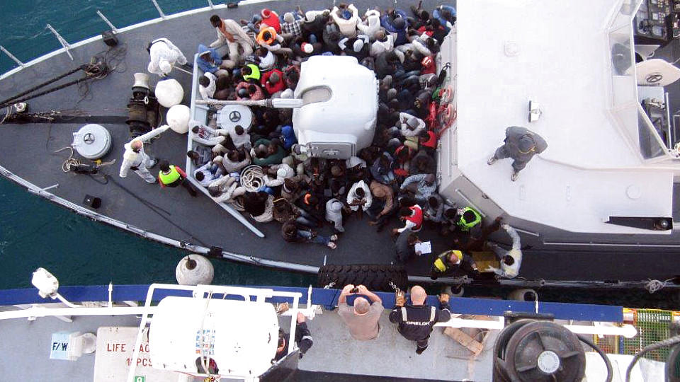 Ein Flüchtlingsboot im Mittelmeer