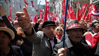 epa04719273 People shout slogans against the Armenian genocide during a protest against commemoration events to mark the 100th anniversary of the mass killings of Armenians in the Ottoman Empire, in Istanbul, Turkey, 25 April 2015. Armenia accuses Turkey of the genocide of up to 1.5 million Armenians, during World War I, something which Turkey denies. EPA/ULAS YUNUS TOSUN +++(c) dpa - Bildfunk+++