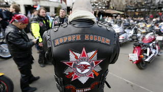 epa04720142 Pro-Putin bikers prepare before motocross in honor of the 70th anniversary of the Victory over Nazi Germany in the World War II, in Moscow, Russia, 25 April 2025. Russian biker group the Night Wolves, known to be firm supporters of President Vladimir Putin, are planning the so-called "victory journey" from Moscow to Berlin to mark the Soviet Red Army's victory over Nazi Germany at the end of World War II. The journey has caused controversy in several former Warsaw Pact countries that were under Soviet control for decades after the war. Poland said the Russian biker group would not be welcome to drive through the country. EPA/YURI KOCHETKOV +++(c) dpa - Bildfunk+++