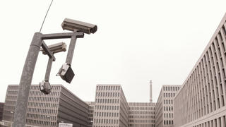 Blick auf das Gebäude der neuen Zentrale des Bundesnachrichtendienstes (BND) am 27.04.2015 in Berlin. Die Spionage-Affäre um den Bundesnachrichtendienst und den US-Geheimdienst NSA setzt zunehmend auch das Bundeskanzleramt unter Druck. Der deutsche Auslandsgeheimdienst informierte schon 2008 das Kanzleramt über mögliche Versuche von Wirtschaftsspionage durch den eigentlich befreundeten Dienst NSA.Foto: Jörg Carstensen/dpa +++(c) dpa - Bildfunk+++
