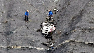 epa04686465 Rescue workers work at the crash site near Seyne-les-Alpes, France, 30 March 2015. European investigators are focusing on the psychological state of a 27-year-old German co-pilot who prosecutors say deliberately flew a Germanwings plane carrying 150 people into a mountain. EPA/CLAUDE PARIS / POOL (re-cropped version) +++(c) dpa - Bildfunk+++