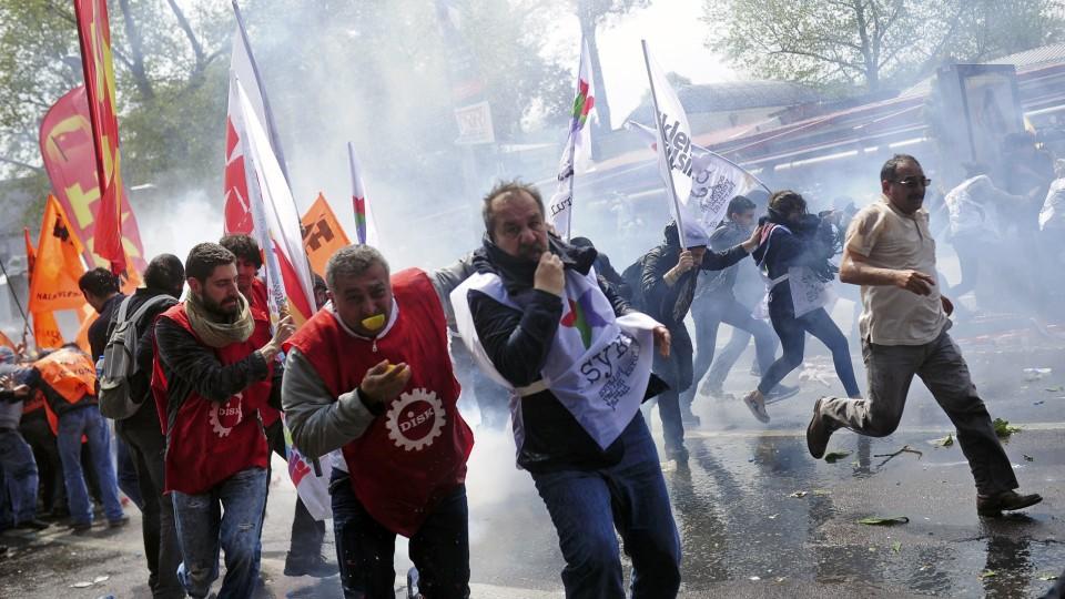 Bei den 1.Mai-Demonstrationen in Istanbul werden 24 Menschen verletzt, nachdem die Polizei die Demo mit Tränengas und Wasserwerfern auflösen will.