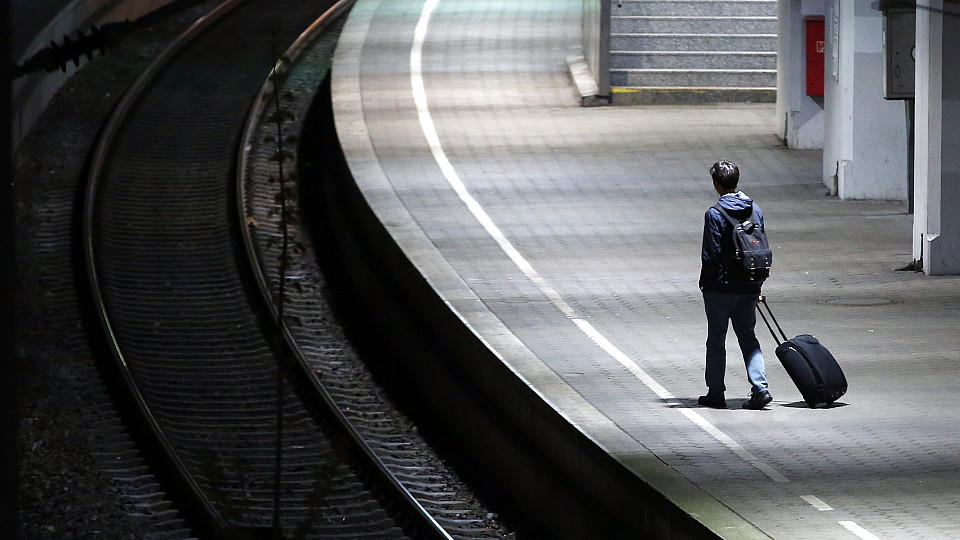 Ein Fahrgast steht am Morgen des 05.05.2015 während eines Streiks der Lokführer auf einem Bahnsteig auf dem Hauptbahnhof in Hamburg. Die Lokführergewerkschaft GDL hat ihre Mitglieder aufgerufen, beim bisher längsten Streik in der Geschichte der Deuts