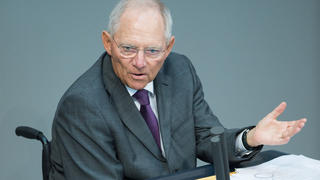 Bundesfinanzminister Wolfgang Schäuble (CDU) spricht am 23.04.2015 im in Berlin während der Sitzung des Bundestages. Foto: Maurizio Gambarini/dpa +++(c) dpa - Bildfunk+++