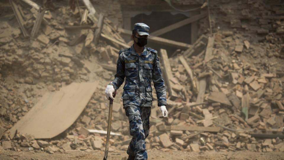 Das DRK geht davon aus, dass das Erdbeben in Nepal 367.000 zerstört hat.