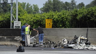 epa04738980 Investigators look over the wreckage of a plane crash in which four people were killed on Interstate 285 in Doraville, Georgia, USA, 08 May 2015. The crash which involved a Piper PA-32 taking off from Peachtree DeKalb Airport in route to Oxford Mississippi did not hit any vehicles. EPA/JOHN AMIS +++(c) dpa - Bildfunk+++
