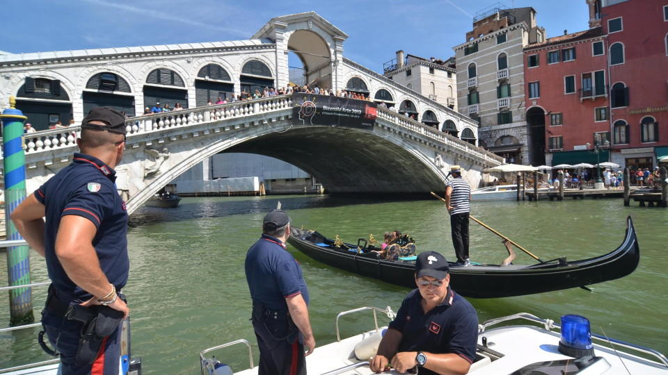 ARCHIV - Italienische Polizeibeamte patroullieren am 17.08.2013 auf dem Canale Grande im italienischen Venedig. Bei einem Unfall nahe der Rialtobrücke war ein 50-Jähriger aus Tübingen im August 2013 getötet worden, als ein Gondoliere mit einem Wasser