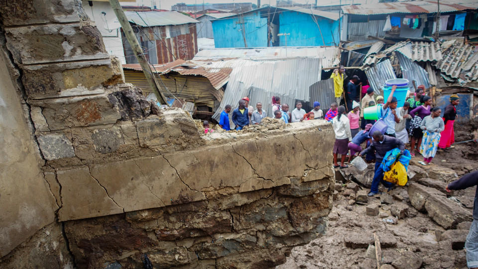Überschwemmungen in Nairobi bringen Mauer zum Einsturz