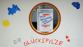 Ein Streikhinweis hängt am 11.05.2015 in Stuttgart (Baden-Württemberg) an der Tür einer Tageseinrichtung für Kinder. Die Gewerkschaften haben den unbefristeten Streik an kommunalen Kindertagesstätten auf alle Bundesländer ausgeweitet. Foto: Marijan Murat/dpa +++(c) dpa - Bildfunk+++