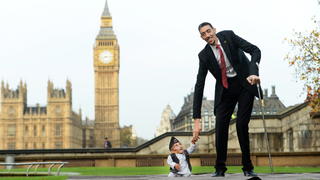 epaselect epa04487614 Chandra Bahadur Dangi (L) from Nepal and Sultan Kosen from Turkey pose for photographers during a photocall for the Guinness World Records in London, Britain, 13 November 2014. Dangi (54.6 cm) is considered the smallest living person and Kosen (251 cm) is a Turkish farmer who holds the Guinness World Record for tallest living male. EPA/FACUNDO ARRIZABALAGA +++(c) dpa - Bildfunk+++