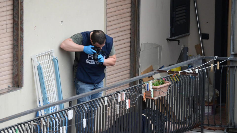Mann schießt in Neapel von Balkon - vermutlich vier Tote