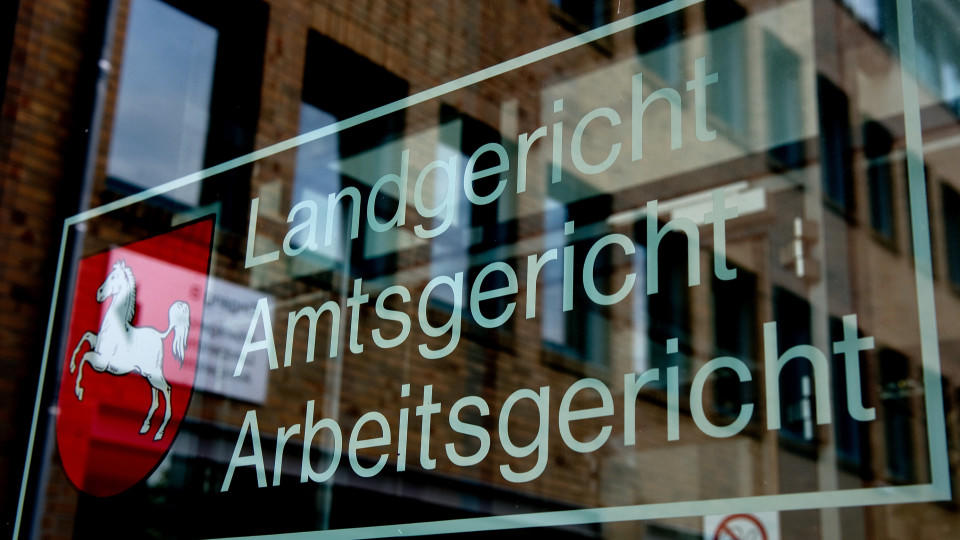 Weil er seine Mutter mit einem Fleischermesser enthauptet hat, steht ein schizophrener Mann in Göttingen vor Gericht.
