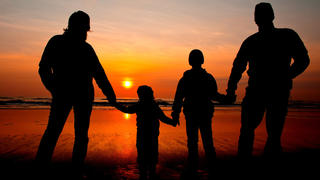 ARCHIV - ILLUSTRATION - Eine Familie schaut sich am 06.04.2010 am Nordseestrand auf der dänischen Insel Romo den Sonnenuntergang an. Foto: Patrick Pleul/dpa  (zu dpa-Korr "F wie Familienleben - Patchwork und Armut nehmen zu" vom 14.05.2015) +++(c) dpa - Bildfunk+++