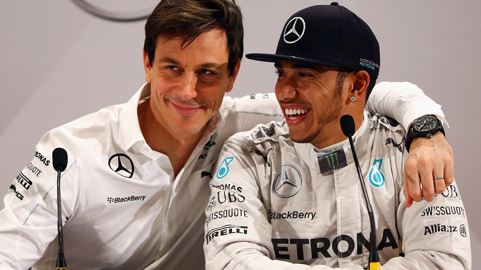 Mercedes-Motorsportchef Toto Wolff und Lewis Hamilton (r.)