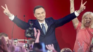 Andrzej Duda, presidential candidate of the Law and Justice Party (PiS) flashes a victory sign as he addresses his supporters after the results of the exit polls on the second round of presidential elections in Warsaw, Poland, May 24, 2015. Andrzej Duda's shock win in Poland's presidential election has capped a rapid rise from backroom obscurity to head of state, and may herald a new political chapter in eastern Europe's biggest economy.          REUTERS/Kacper Pempel 