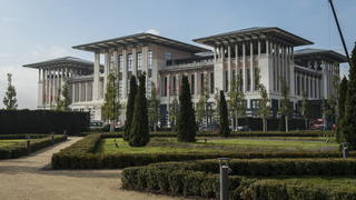 FILE - A general view of new Turkish Presidential Palace prior to a official reception for Republic day in Ankara, Turkey 28 October 2014. Turkish President Recep Tayyip Erdogan will move to new palace after the Republic day reception, local media said. TURKEY OUT, USA OUT, UK OUT, CANADA OUT, FRANCE OUT, SWEDEN OUT, IRAQ OUT, JORDAN OUT, KUWAIT OUT, LEBANON OUT, OMAN OUT, QATAR OUT, SAUDI ARABIA OUT, SYRIA OUT, UAE OUT, YEMEN OUT, BAHRAIN OUT, EGYPT OUT, LIBYA OUT, ALGERIA OUT, MOROCCO OUT, TUNUSIA OUT, AZERBAIJAN OUT, ALBENIA OUT, BOSNIA HERZERGOVINA OUT, BULGARIA OUT, KOSOVA OUT, CROATIA OUT, REPUBLIC OF MACEDONIA OUT, MONTENEGRO OUT, SERBIA OUT EPA/OZGE ELIF KIZIL / ANADOLU AGENCY (zu dpa «Gericht erklärt Erdogans Präsidentenpalast für illegal» vom 26.05.2015) +++(c) dpa - Bildfunk+++