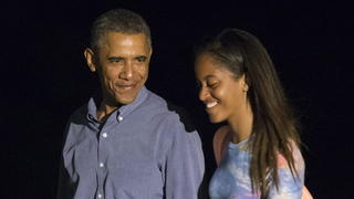 FILE - epa04358692 US President Barack Obama (L) and his daughter Malia return to the White House in Washington, DC, USA, 17 August 2014. EPA/KEVIN DIETSCH / POOL (zu dpa «50 Kühe für Ehe: Obama-Tochter Malia hat Verehrer in Kenia» vom 28.05.2015) +++(c) dpa - Bildfunk+++