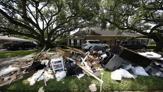 epa04771438 Flood debris removed from a home following days of heavy rains and flash flooding in Houston, Texas, USA, 27 May 2015. A tornado and torrential rains hit northern Mexico as well as the US states of Texas and Oklahoma, killing at least 18 people and leaving thousands of homes damaged, news reports said. EPA/AARON M. SPRECHER +++(c) dpa - Bildfunk+++