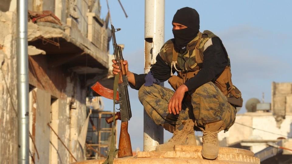 Ein Mitglied der Al-Nusra-Front in der eroberten Stadt Ariha.