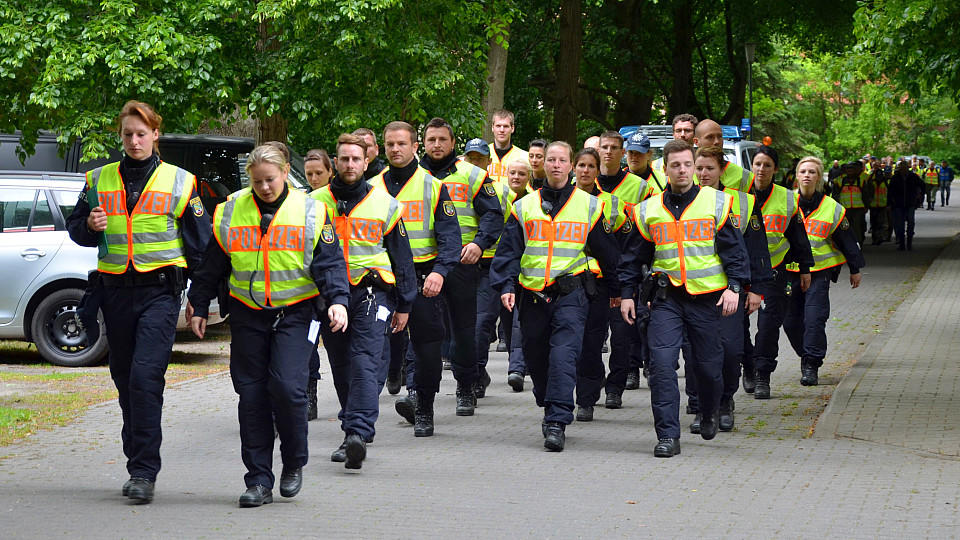 Polizisten laufen am 03.06.2015 zu einem Waldstück in Wilhelmsdorf bei Stendal (Sachsen-Anhalt). Im Fall der vermissten Inga aus Schönebeck durchsucht die Polizei erneut ein Waldstück bei Stendal. Mehr als 350 Beamte sind nach Angaben eines Polizeisp