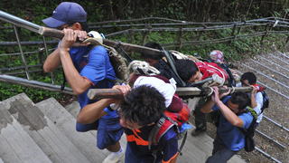 epa04786214 A handout photograph made available by the Malaysian Information Ministry of Sabah on 06 June 2015 showinga victims were a Singapore student was carry by local people during a rescue mission for more than 130 climbers who were stranded on one of Southeast Asia's highest mountains after an earthquake rocked parts of Sabah, in Kundasang, Malaysia on 05 June 2015. Rescuers scoured a mountain in Borneo on 06 June searching for 17 people missing one day after an earthquake struck eastern Malaysia. Among the missing at Mount Kinabalu in the state of Sabah, are eight Singaporeans, six Malaysians, one Filipino, one Japanese and one Chinese national. The missing Singaporeans were among 40 students who were participating in a school outing when the magnitude-5.9 earthquake struck Sabah early on 05 June. EPA/MALAYSIA INFORMATION MINISTRY OF SABAH / HANDOUT HANDOUT EDITORIAL USE ONLY/NO SALES +++(c) dpa - Bildfunk+++