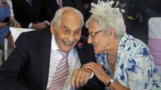 epaselect epa04796558 British 103-year old George Kirby (L) chats with his newly married wife, 91-year old Doreen (R), during their wedding party at the Langham Hotel, Eastbourne, East Sussex, Britain, 13 June 2015. The couple sealed the knot before family and friends after being together for twenty seven years. With their combined ages of 194 years, it would make them the world's oldest newlyweds, beating a previous record that was held by two elderly couple from France, over a decade ago. EPA/GERRY PENNY +++(c) dpa - Bildfunk+++