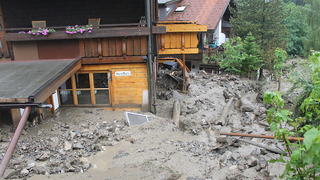 Von Schlamm und Gestein sind Häuser in Oberstdorf (Bayern) am 14.06.2015 umgeben nachdem andauernder Regen eine Schlammlawine ausgelöst hatte. Ein bedrohtes Wohngebeit mit bis zu 500 Menschen wurde vorsorglich evakuiert. Foto: Benjamin Liss/dpa (Zu dpa 'Regen löst Schlammlawine in Oberstdorf aus - Wohngebiet evakuiert' vom 14.06.2015) +++(c) dpa - Bildfunk+++