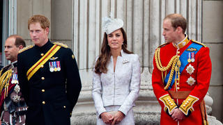 Die gertenschlanke Kate mit Schwager Harry (l.) und Ehemann William (r.) bei der Geburtstagsparade der Queen "Trooping the Colour"