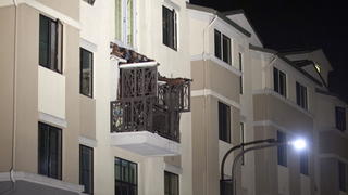 epa04802374 A general view showing the apartment block where a fourth-floor balcony collapsed in downtown Berkeley, California, USA, 16 June 2015. Five people died and several were injured when a balcony collapsed at a party in Berkeley near San Francisco, local media reported. EPA/PETER DASILVA +++(c) dpa - Bildfunk+++