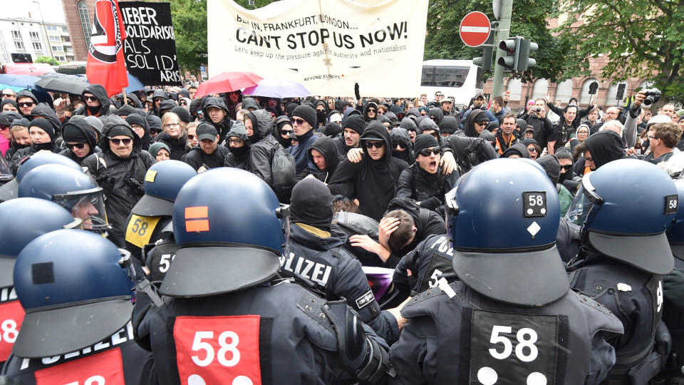 Etwa 100 Anhänger des Pegida-Ablegers protestierten in Frankfurt auf dem Roßmarkt.