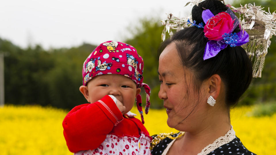Eine chinesische Mutter mit ihrem Kind