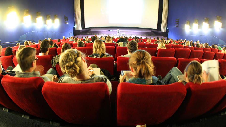 Studenten der Universität Duisburg/Essen verfolgen im großen Saal des Essener Multiplex-Kinos eine Vorlesung (Foto vom 17.10.2011). Die Universität ist zum Semesterstart so proppenvoll, dass sie für 20 Vorlesungen in der Woche in Deutschlands größtes