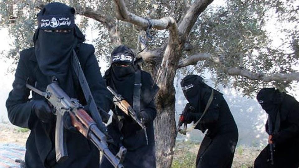 Ein Propagandavideo einer IS-Miliz zeigt voll verschleierte Frauen mit Gewehren