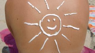 ARCHIV - Eine Sonne aus Sonnencreme ist auf dem Rücken einer jungen Frau am Strand des Seebades Binz zu sehen (Archivfoto vom 16.08.2006). Pünktlich zum Beginn der Sommerferien geht die EU gegen irreführende Etiketten auf Sonnencremes vor. Kennzeichnungen wie "Sunblocker" oder "Völliger Schutz" auf Sonnenschutzmitteln seien zu pauschal und künftig nicht mehr erlaubt, teilte die EU-Kommission am Montag (09.07.2007) in Brüssel mit. Foto: Stefan Sauer (zu dpa 0407 vom 09.07.2007) +++(c) dpa - Bildfunk+++